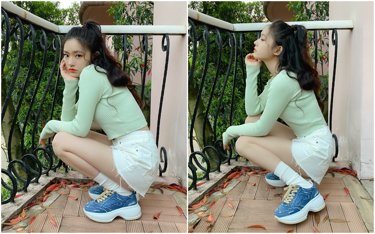 林允穿著MAXI I ACTIVE單寧編織休閒鞋，拉長腿部比例，成為擁有逆天長腿的美女。（迪生提供）