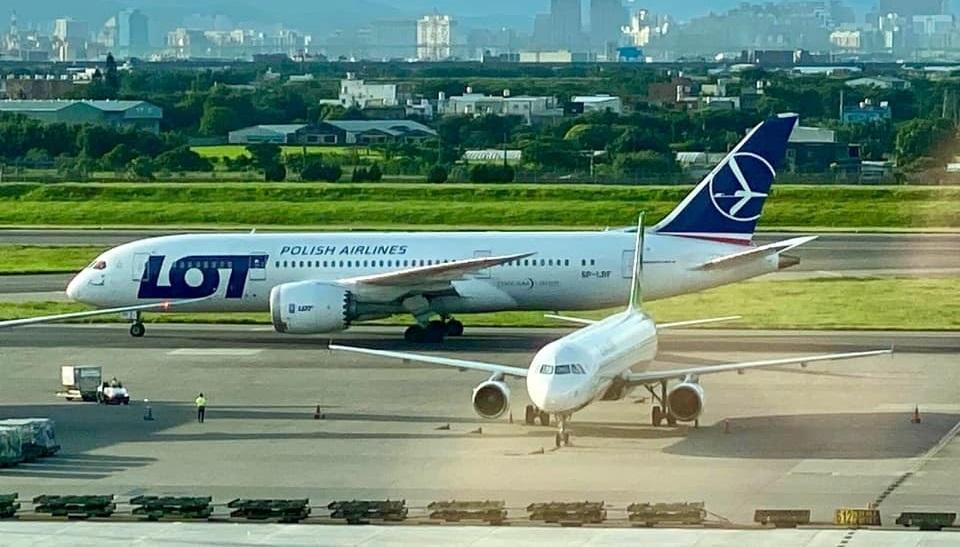 在波蘭航空的協助下,本月7日116台灣人從波蘭返台,這也是波蘭與台灣之間的史上首次載客直航。(翻攝自波蘭臺北辦事處 / Biuro Polskie w Tajpej臉書)
