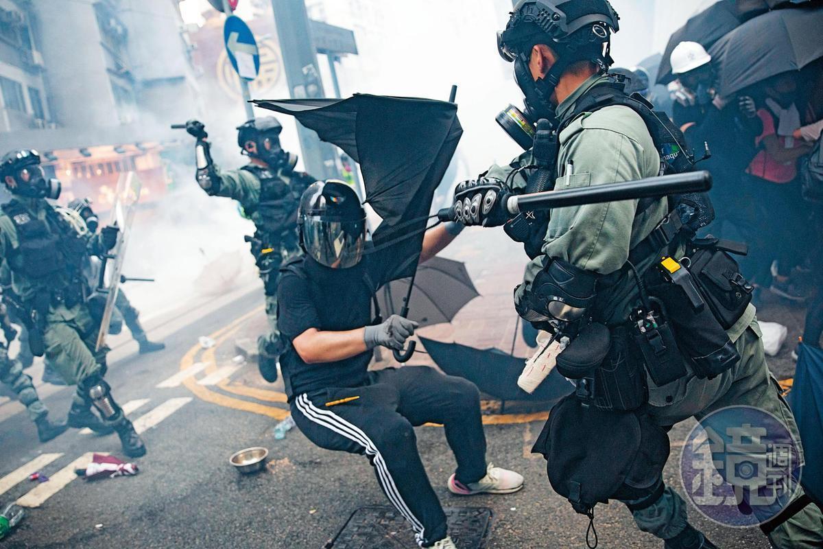 香港夫妻來台輕生，移民署台東官員認為，反映香港局勢。圖為香港反送中街頭抗議行動，非新聞當事人。（本刊資料照）