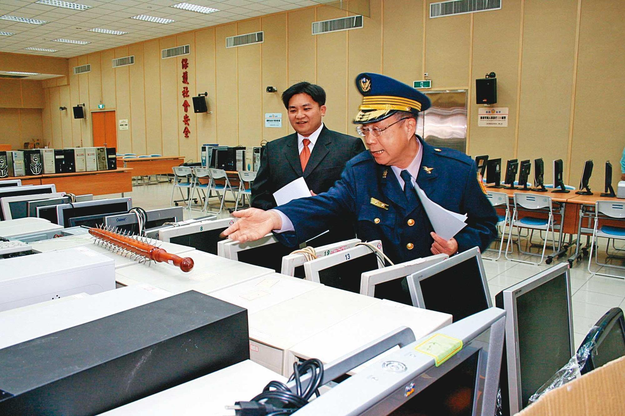 吳宗憲(左)曾任職南投地檢署,他與警方互動良好,連出任法制局長,也傳出是刑事局向侯友宜推薦。(中央社)