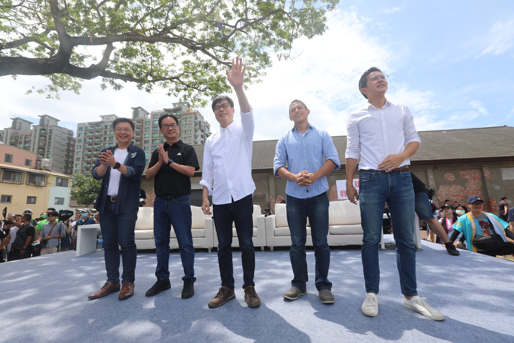 陳其邁（中）首波競選團隊人事曝光，其中人氣超高的吳怡農（右2）也入列。（翻攝自陳其邁臉書）