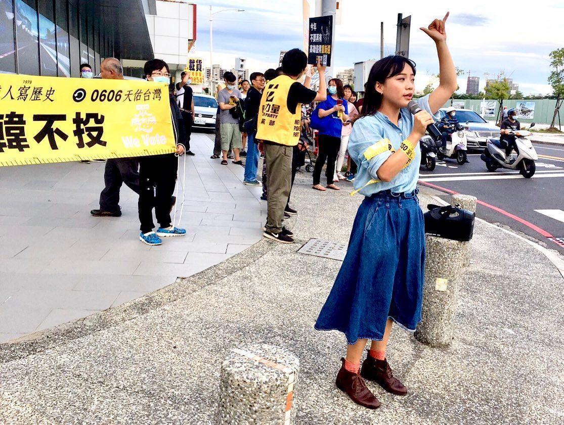 力挺罷韓立場鮮明的黃捷先前一度呼聲高入列陳其邁競選團隊,她今受訪表示持開放態度。(翻攝自黃捷臉書)