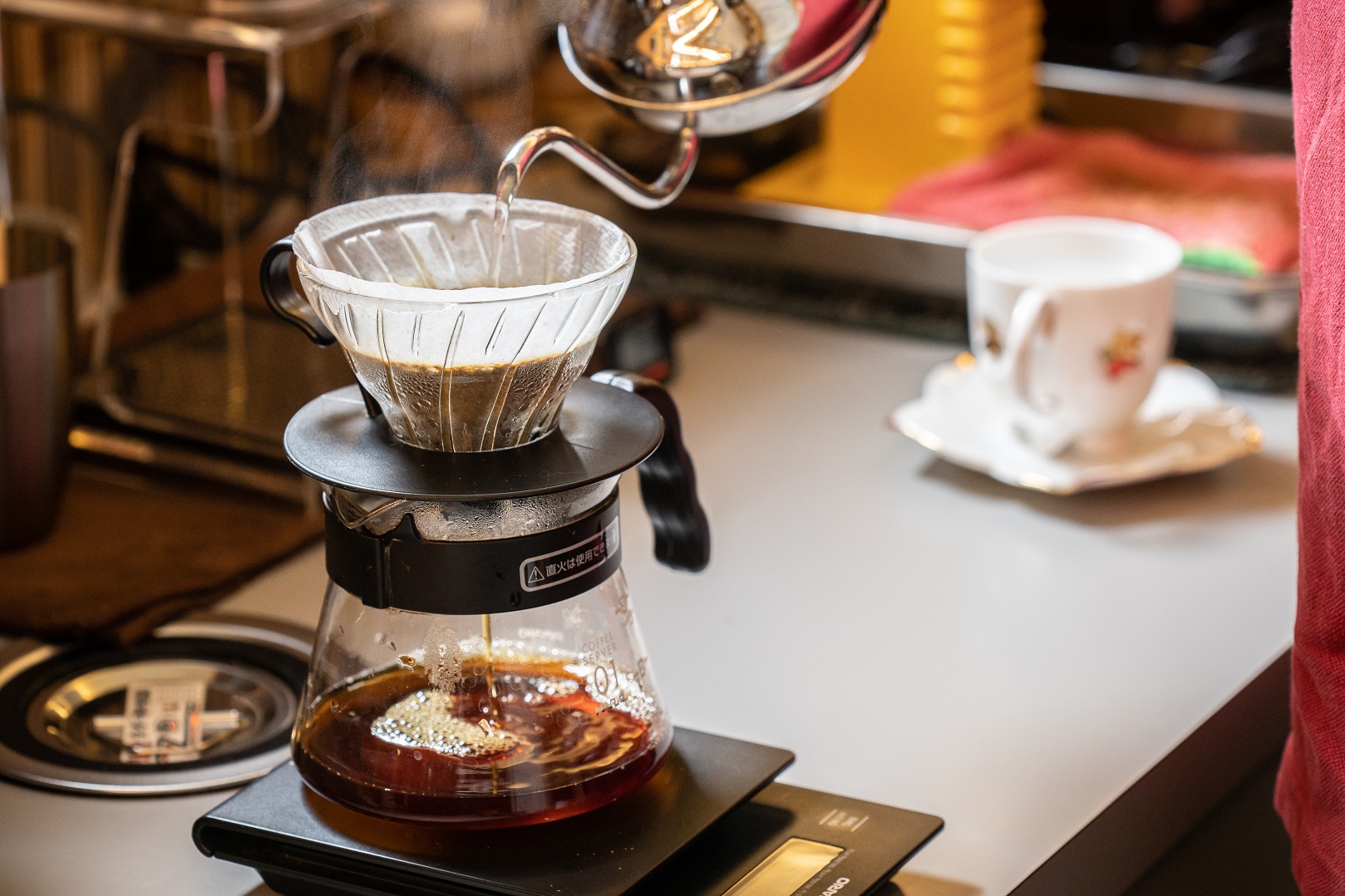 隨著熱水沖入咖啡粉，整間咖啡館瀰漫迷人香氣。