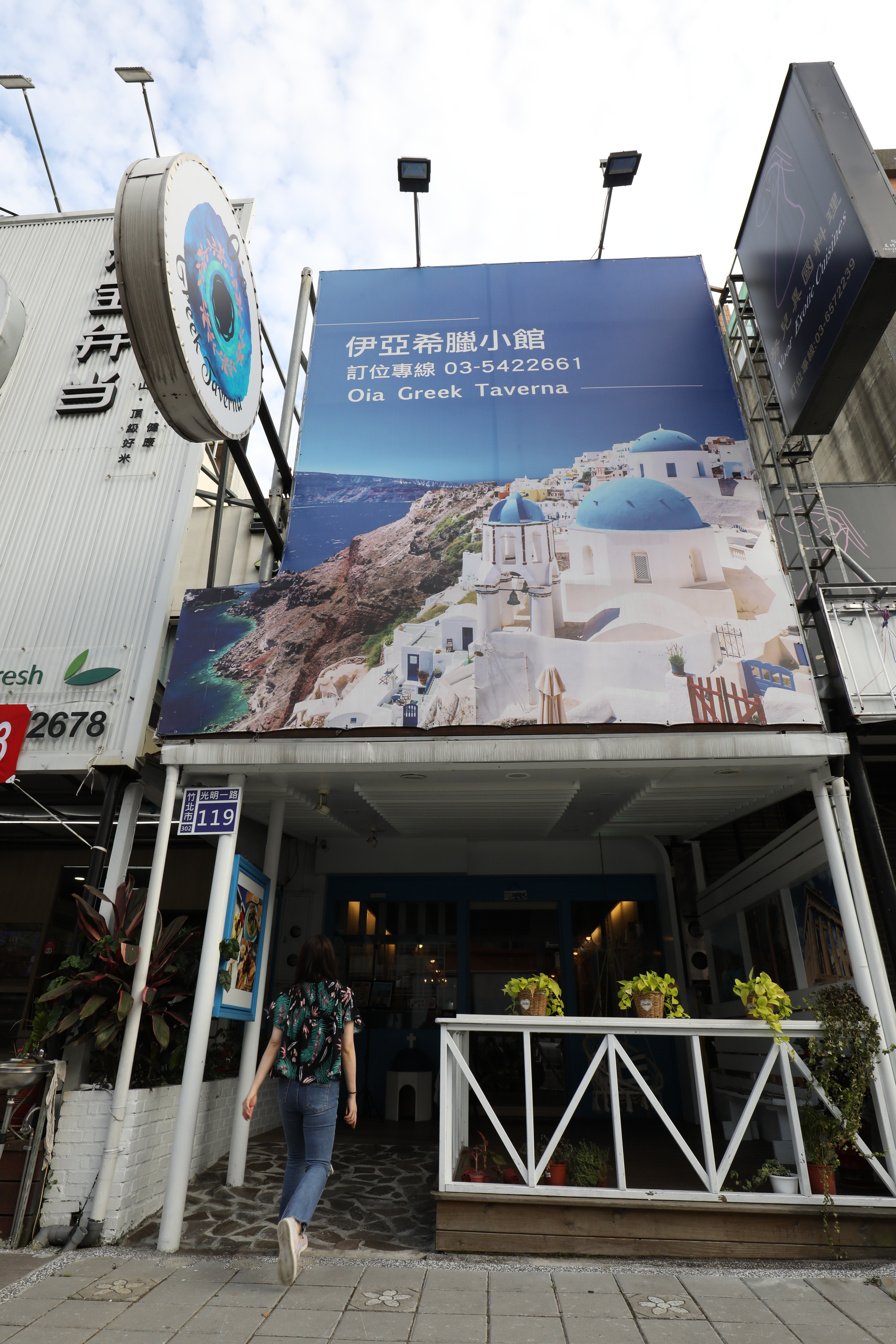 外觀以聖托里尼小鎮伊亞景致吸引路人視線。