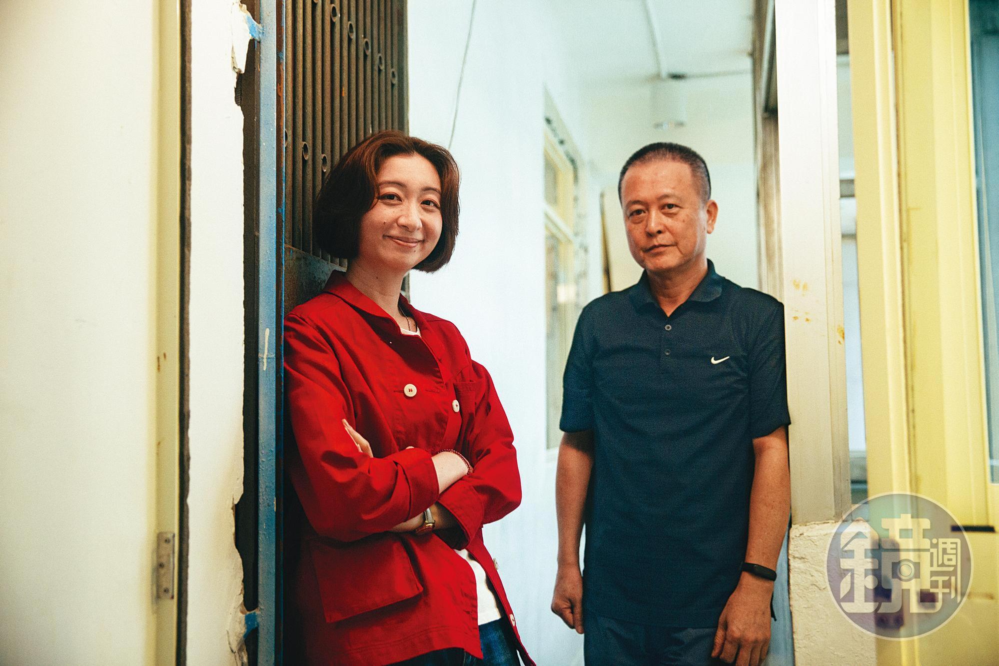 導演王婉柔（左）與資深攝影師韓允中（右），在拍攝紀錄片《千年一問》時，運用各種器材、手法，表現鄭問的作品與生平。