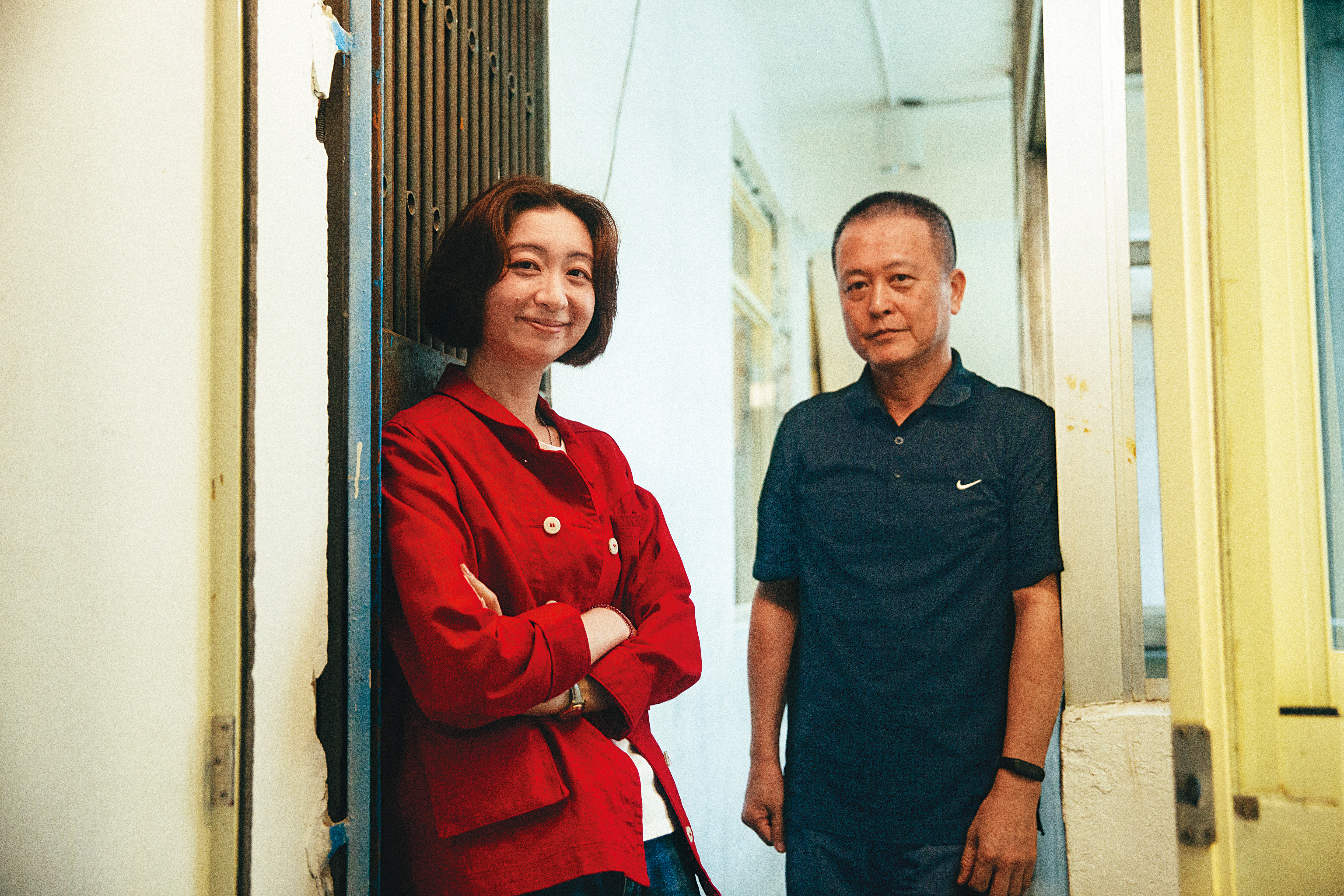 導演王婉柔（左）與資深攝影師韓允中（右），在拍攝紀錄片《千年一問》時，運用各種器材、手法，表現鄭問的作品與生平。