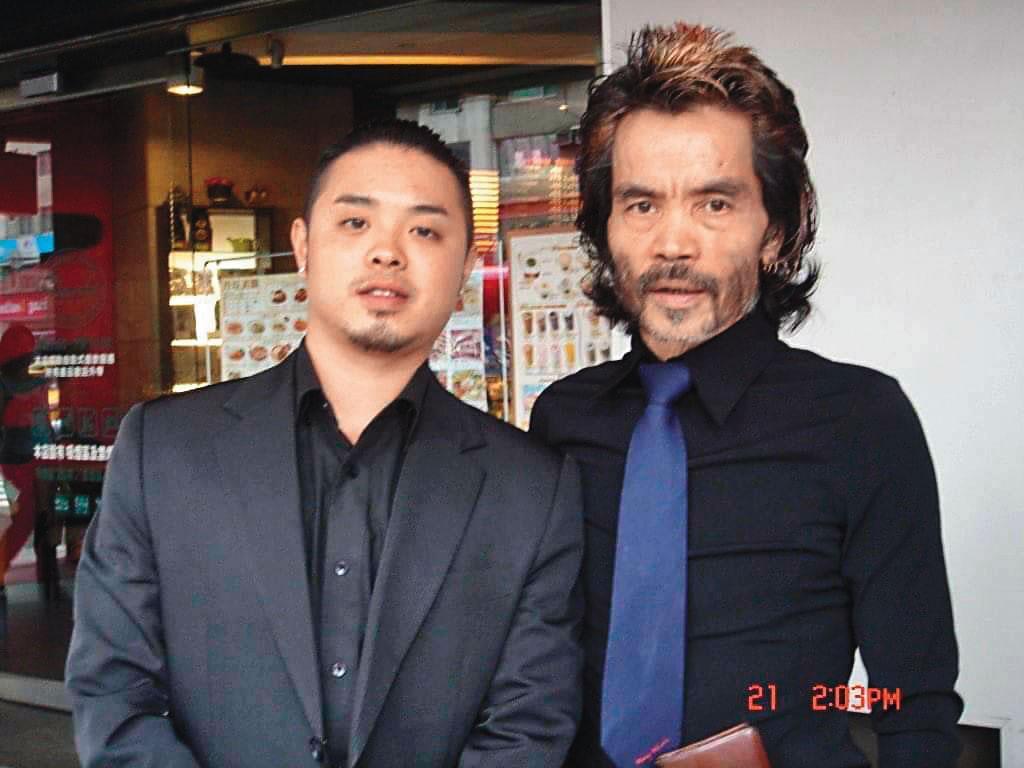 高吉良為竹聯幫大老、嬉皮教主陳功的義子。