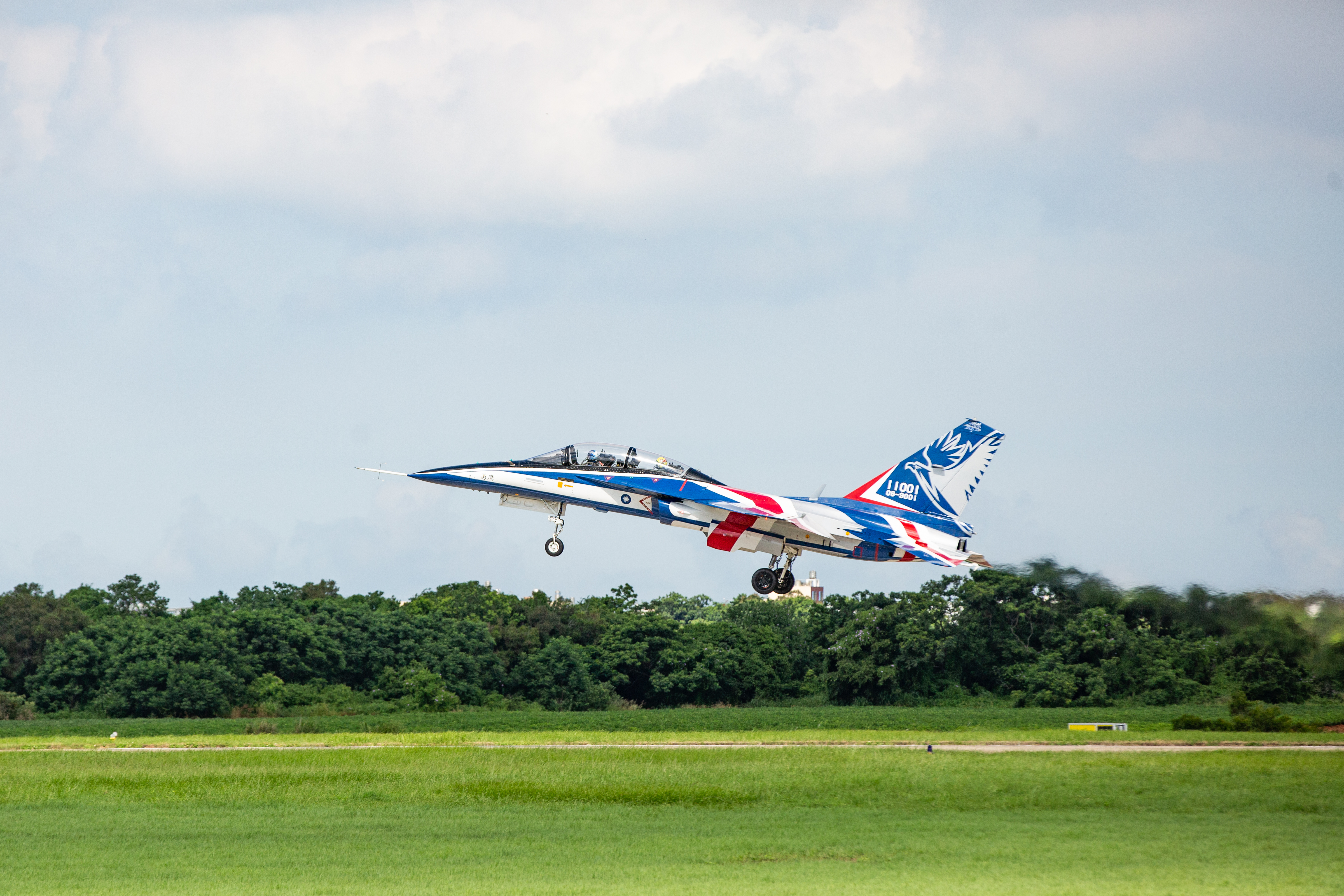 國機國造、由漢翔研發的「勇鷹」高教機原型機，今（22）日成功試飛。