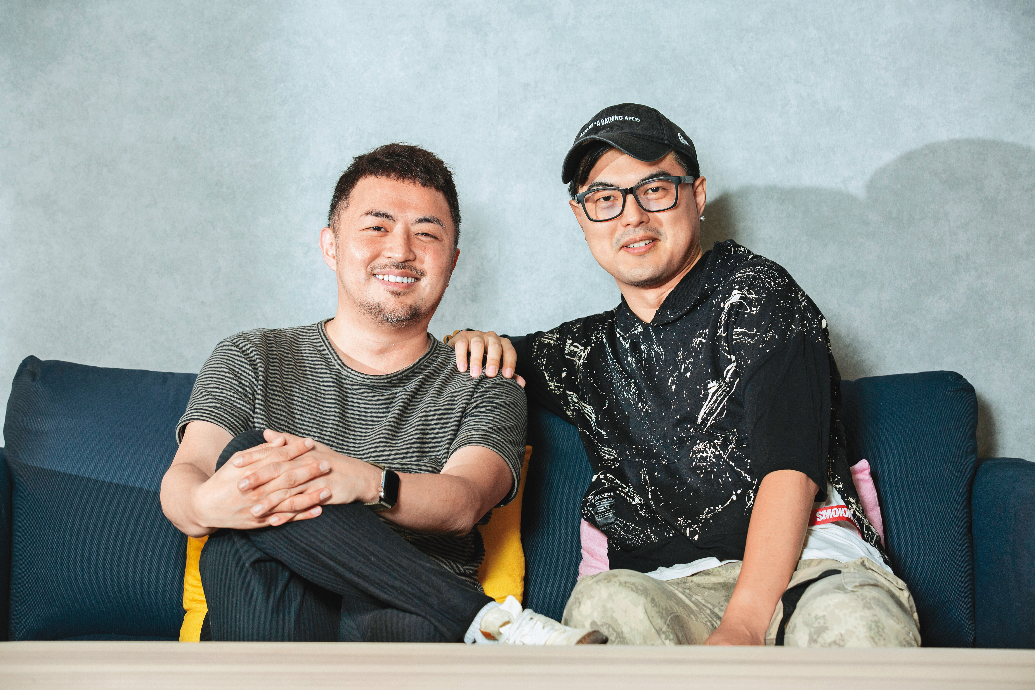 梁庭豪（左）找來演唱會視覺總監鄭宸宇（右）合作，將綜藝節目打造出演唱會般的視覺效果。
