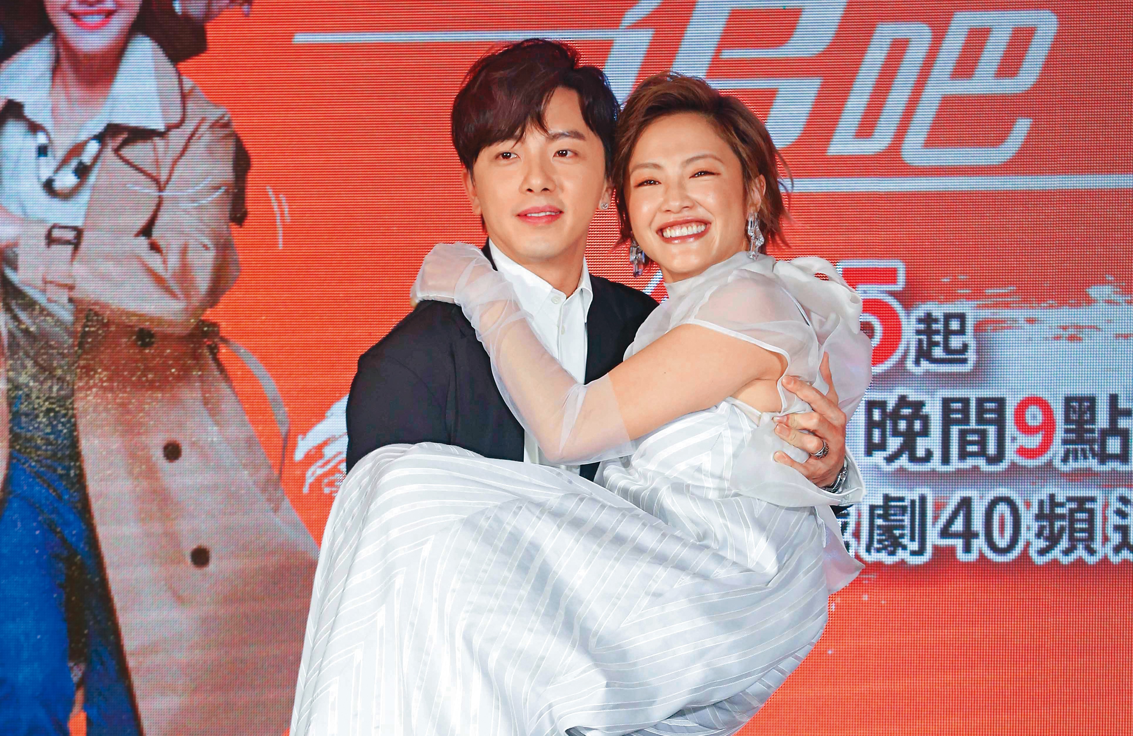 小8（右）在新戲《姊妹們追吧》首度擔任女一，可惜該劇近日收視率跌破新低點，據悉，電視台已決定提前喊停，小8的鏡頭也會被刪剪。左為坤達。