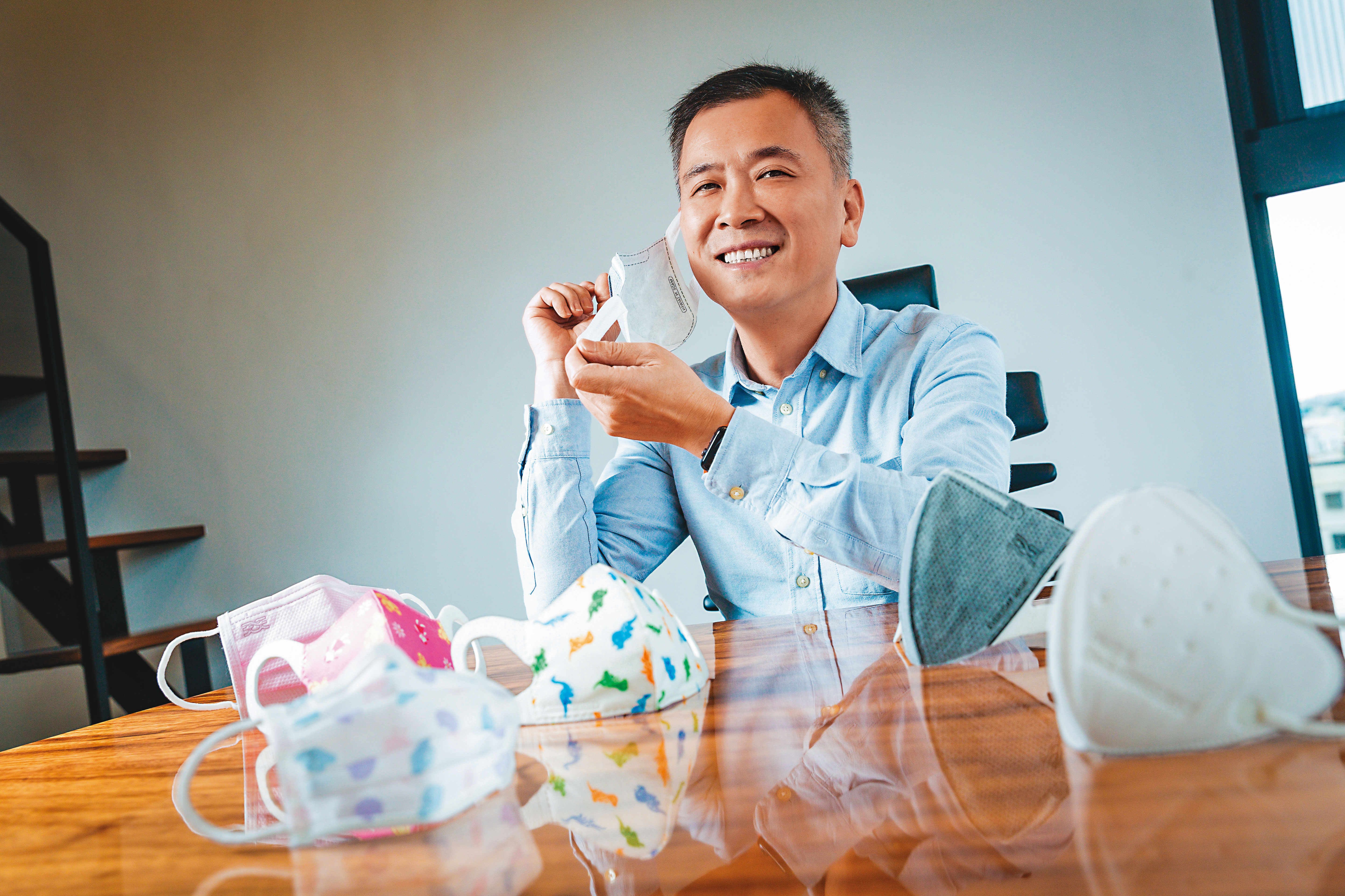 陳勇志原本販售無塵室耗材，因為當年遇上流感疫情，口罩價格遭哄抬，決心開工廠做口罩。