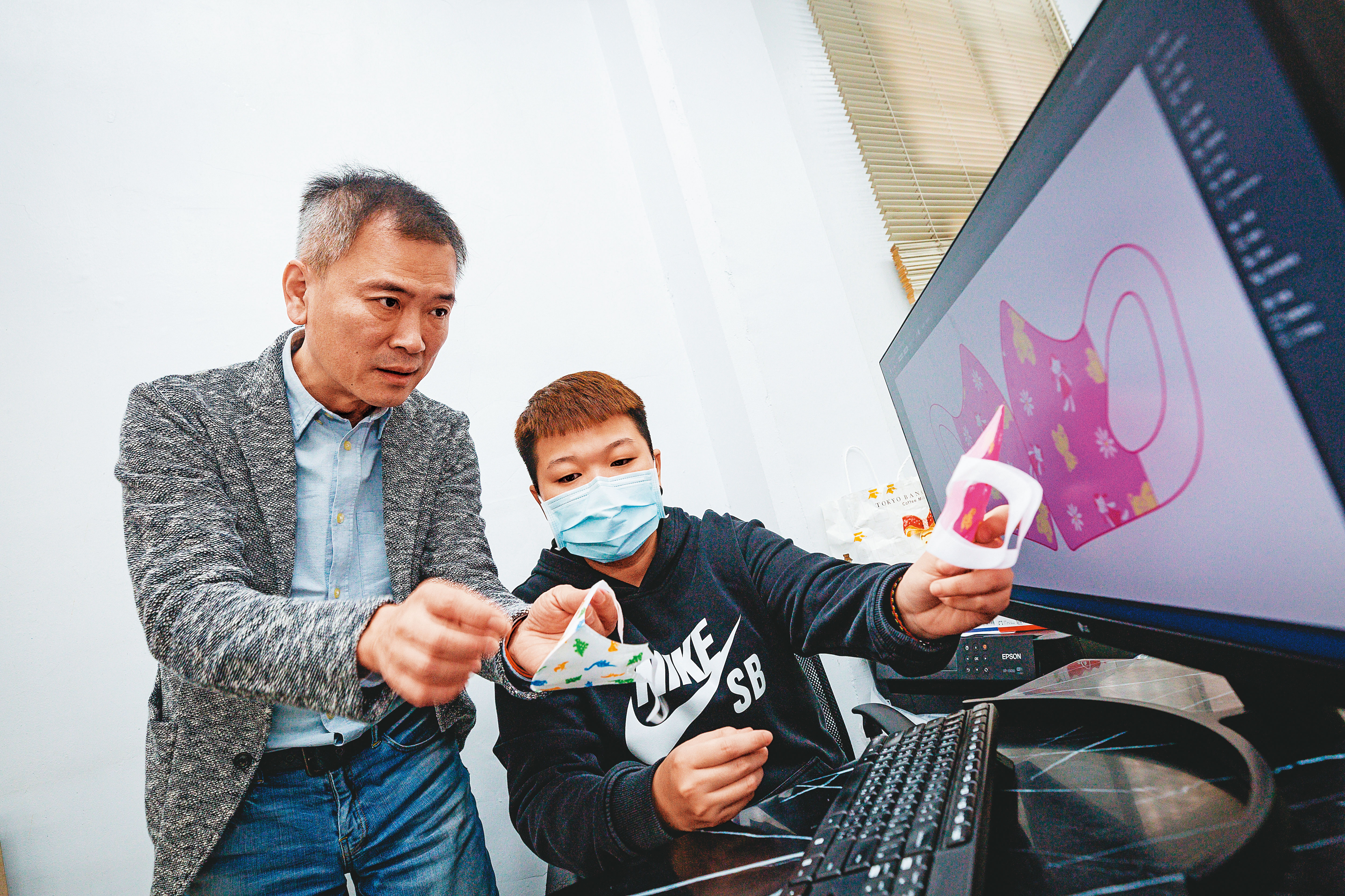 陳勇志當年為了自己的孩子設計出兒童3D立體口罩，實驗過程開壞上百萬元的模具。