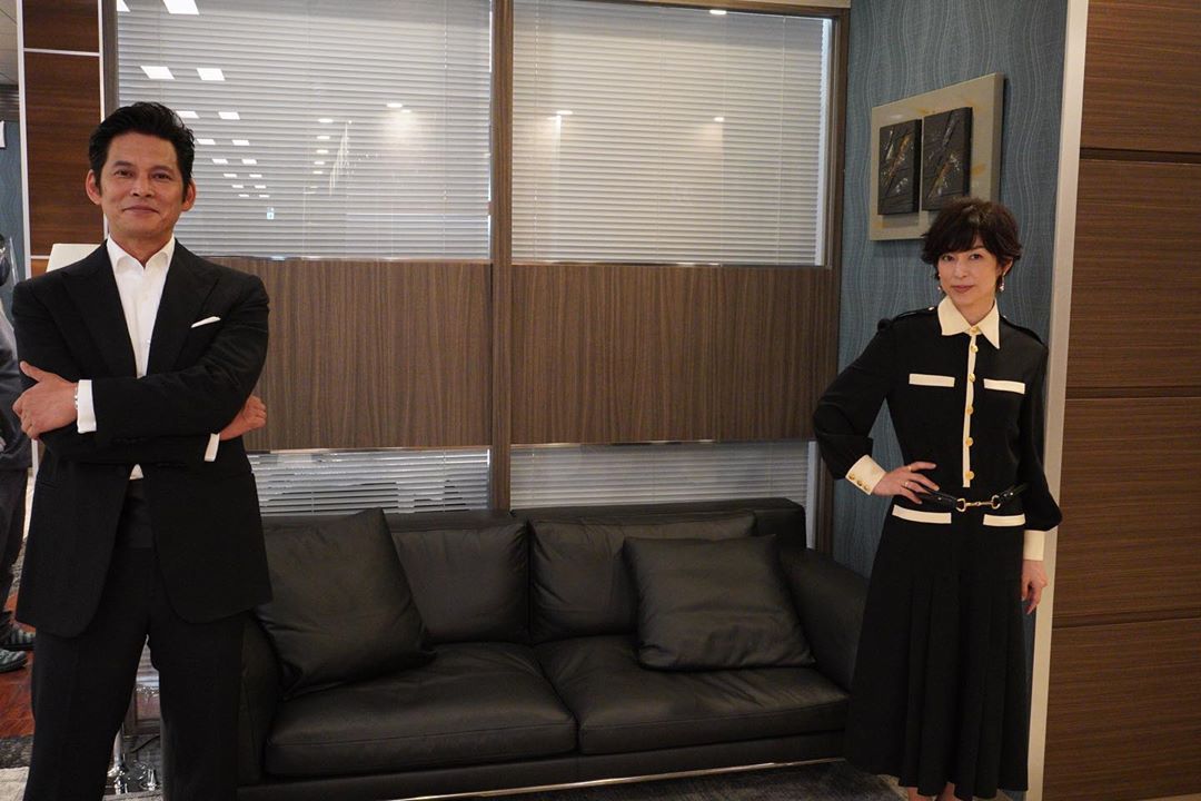 鈴木保奈美（右）和織田裕二主演的《SUITS 無照律師第2季》雖已復工，但尚未宣布復播日期，2人在拍攝現場也保持社交距離。（翻攝《SUITS 無照律師第2季》IG）