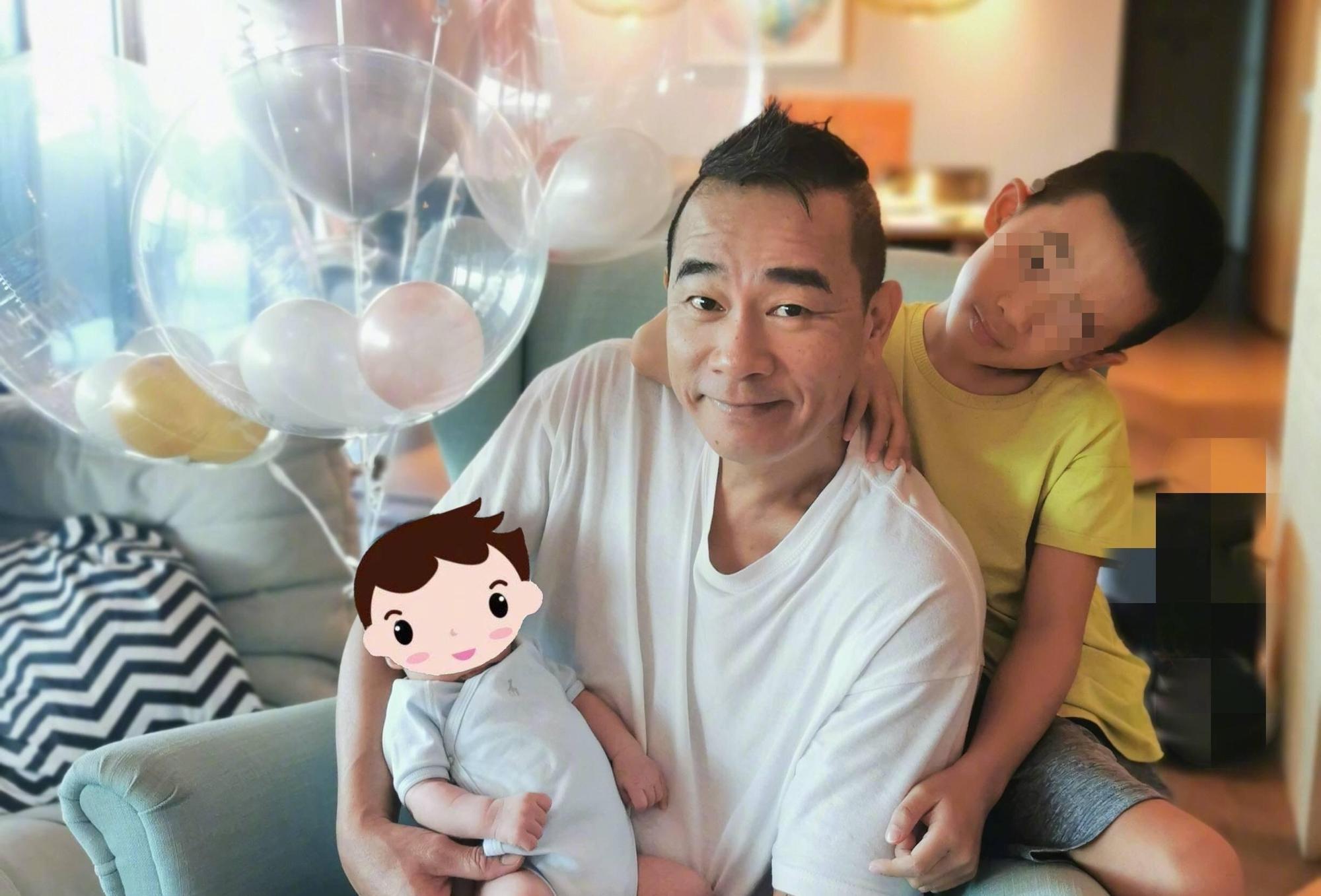 應采兒昨在微博曬出三父子的幸福照片,忙著照顧妻小的陳小春胖了一圈。(翻攝自應采兒微博)
