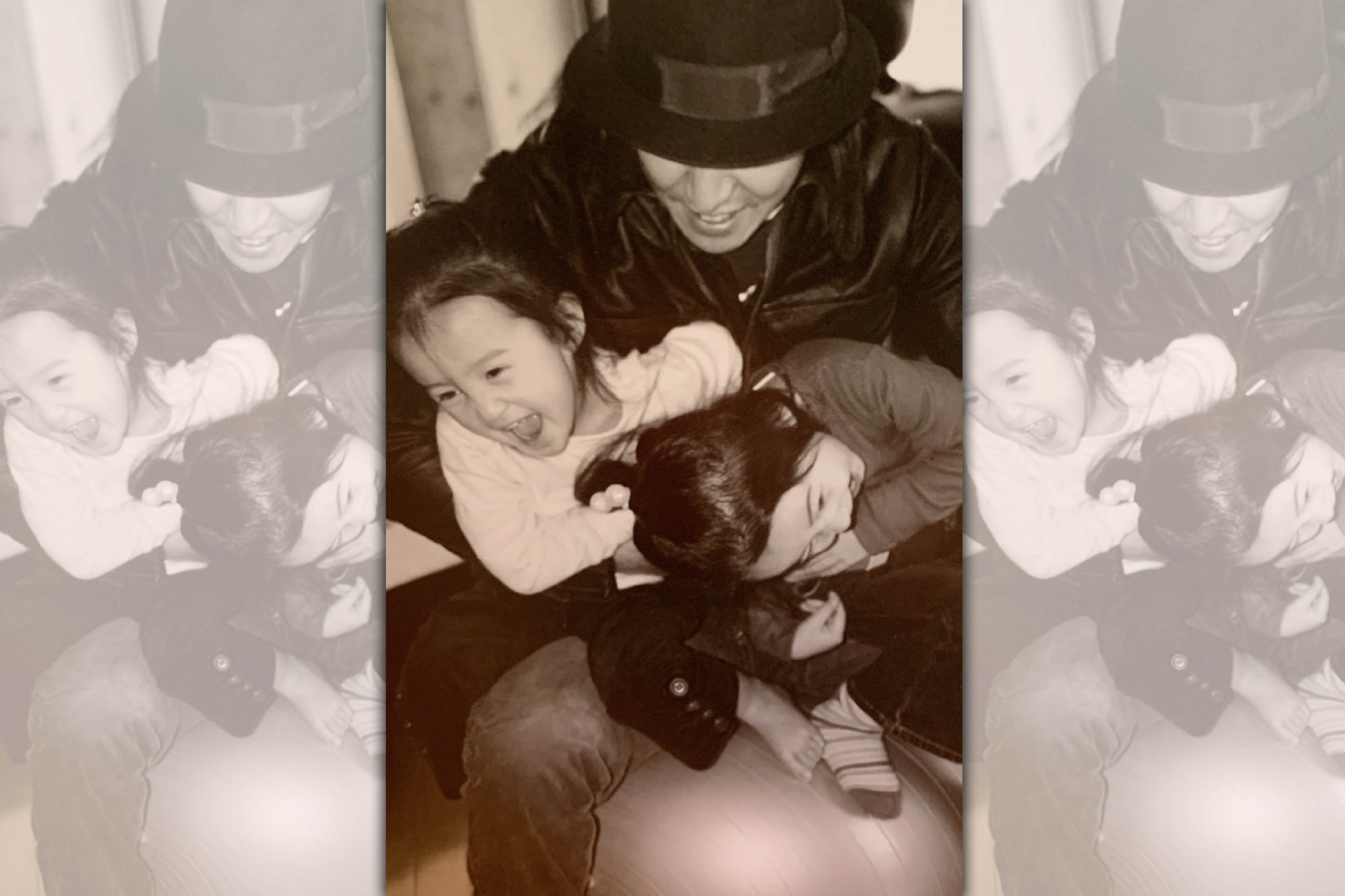 木村拓哉樂擁兩位愛女。（翻攝自木村心美微博）