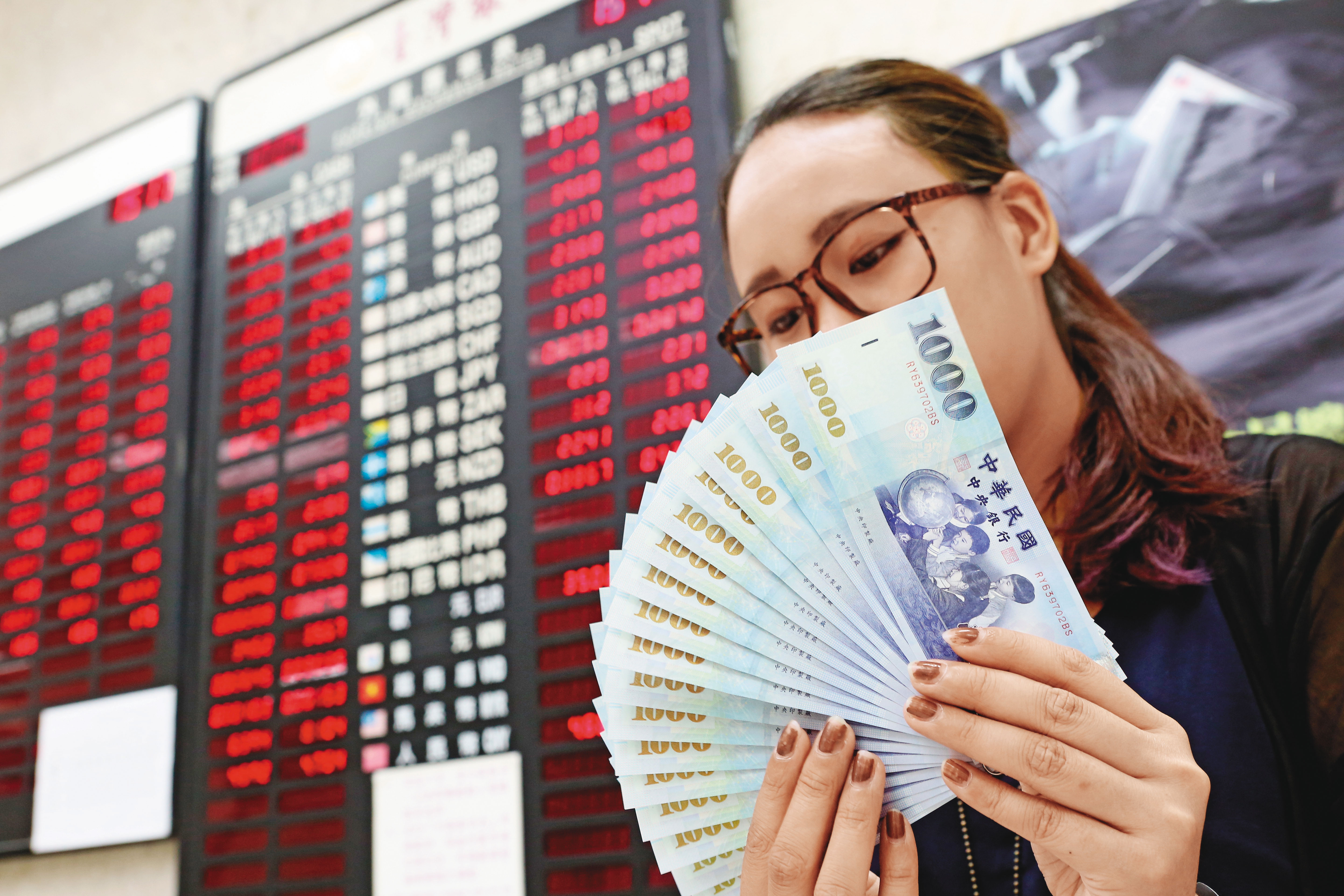 網友貼文表示自己年領90萬非常低薪，引來熱議。（示意圖，非當事人）