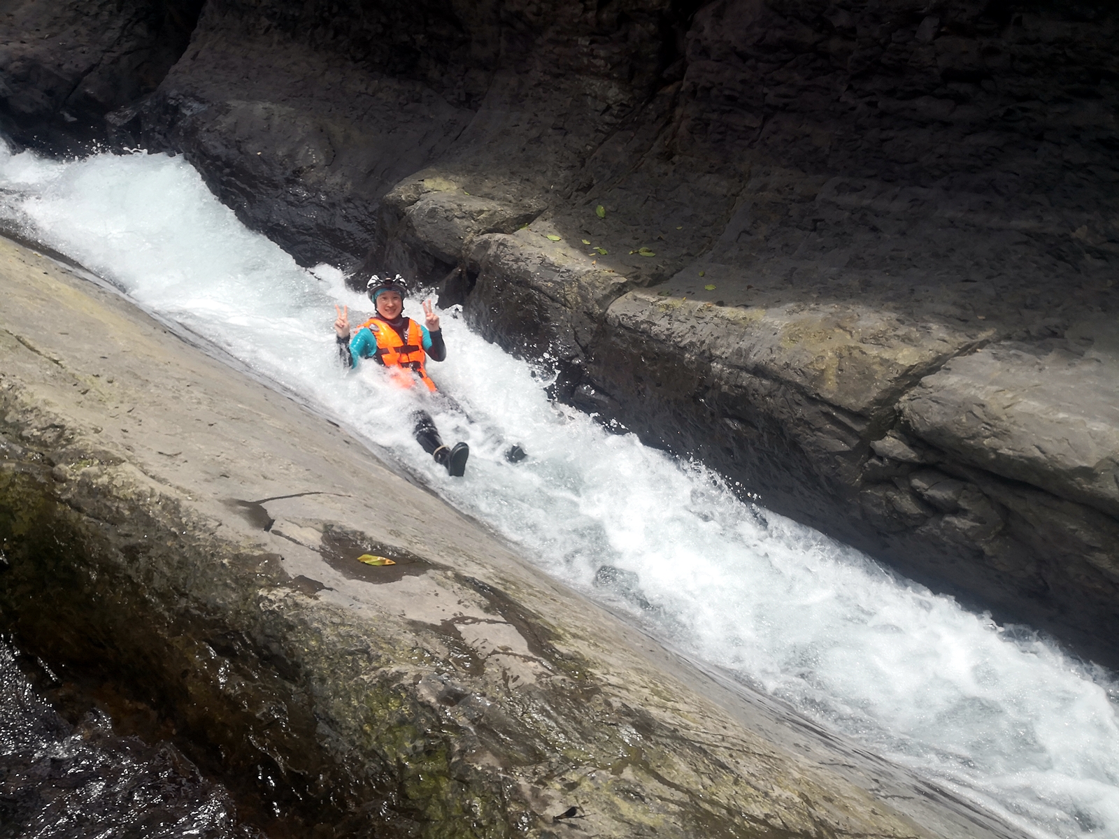 夏天享受滑瀑樂趣，是件超級享受的戶外玩樂。