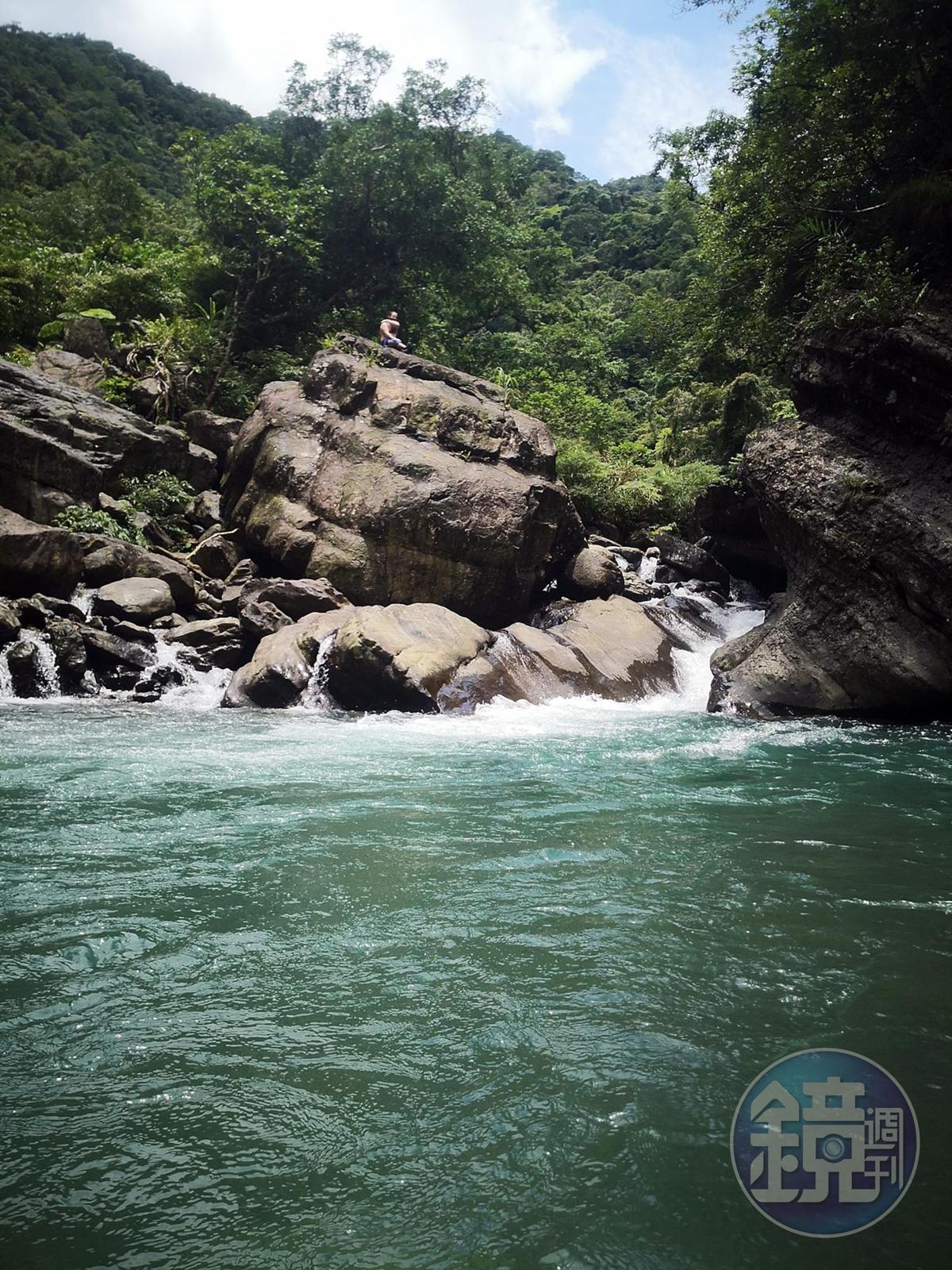 終點是一個大水潭，一旁有個小滑水道。
