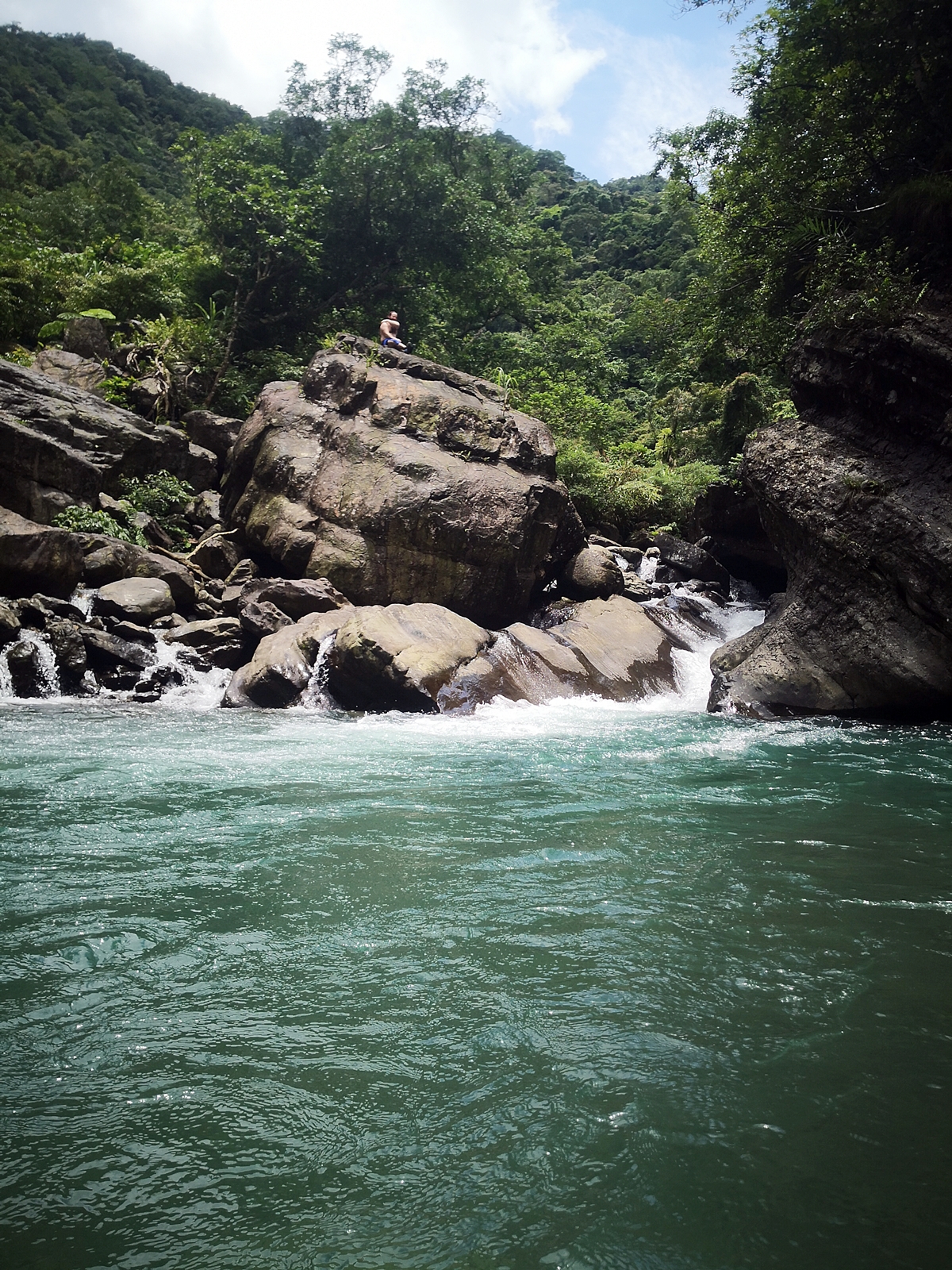 終點是一個大水潭，一旁有個小滑水道。
