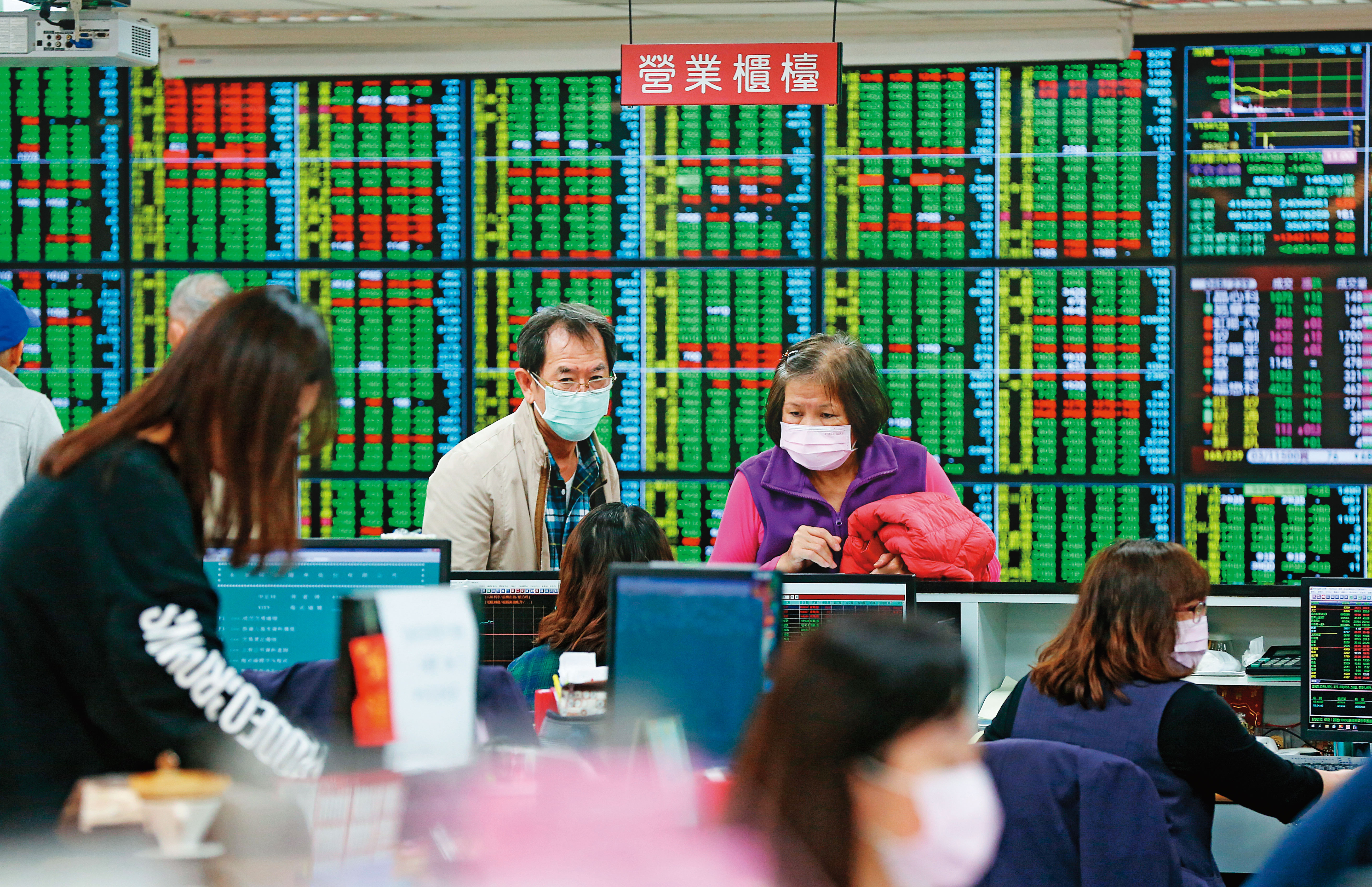 3月時股市因疫情大修正,不少投資人敵不過心理壓力被洗出市場,不僅實現損失,也錯過之後的行情。