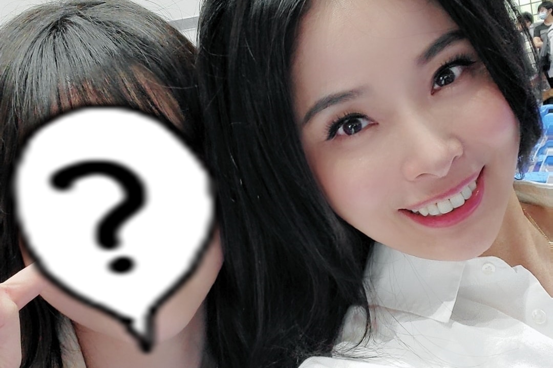 呂文婉在臉書開心分享女兒的畢業照，有許多網友說兩人像姊妹般。（翻攝自呂文婉臉書）