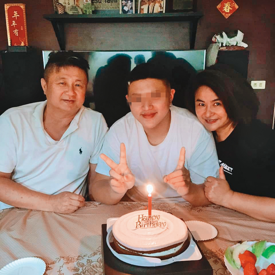 裘海正(右)與老公馬文鴻(左),為獨生子馬齊陽(中)慶生。(翻攝自裘海正臉書)