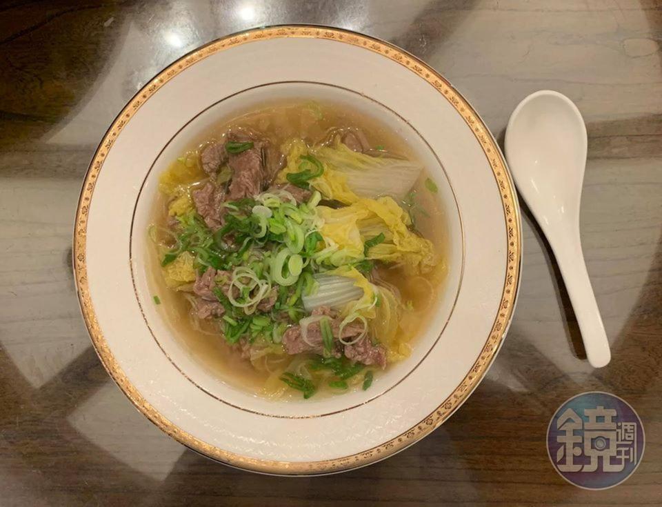 這道簡單易做的牛肉羹是從明福台菜學來，故名之為「明福版牛肉羹」。
