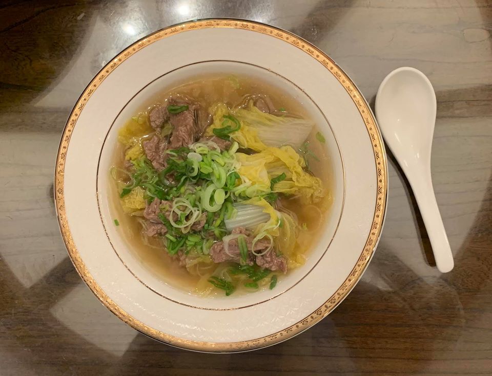 這道簡單易做的牛肉羹是從明福台菜學來，故名之為「明福版牛肉羹」。