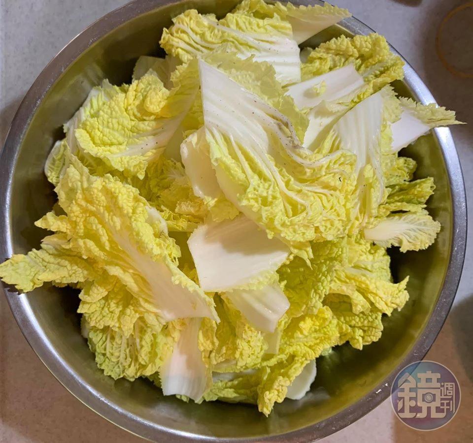 白菜洗淨斜切成段。