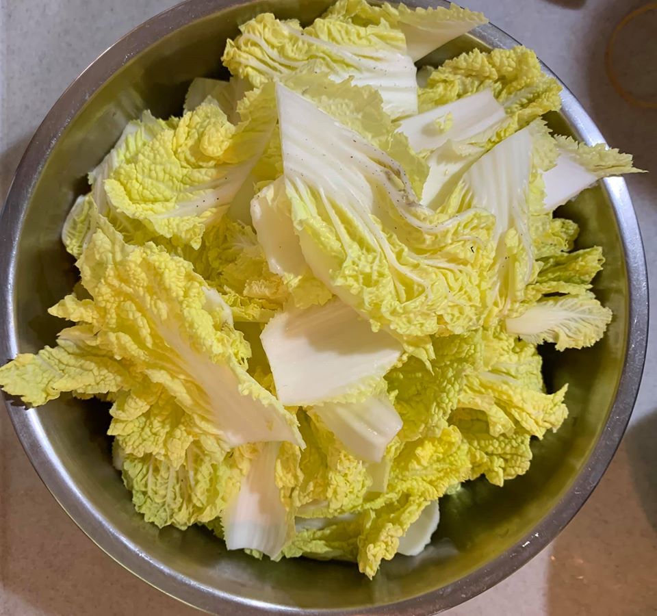 白菜洗淨斜切成段。