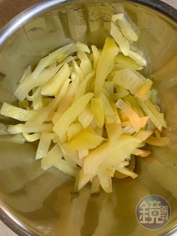 取酸菜梗切成小片。