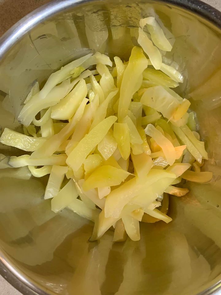 取酸菜梗切成小片。