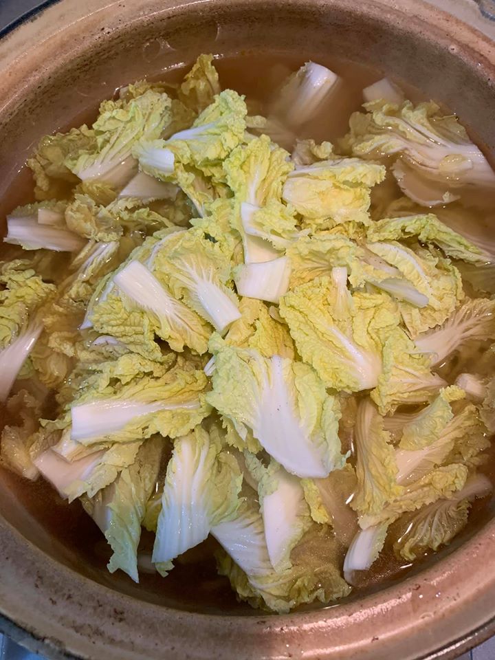 將白菜加入牛肉高湯中一起煮。