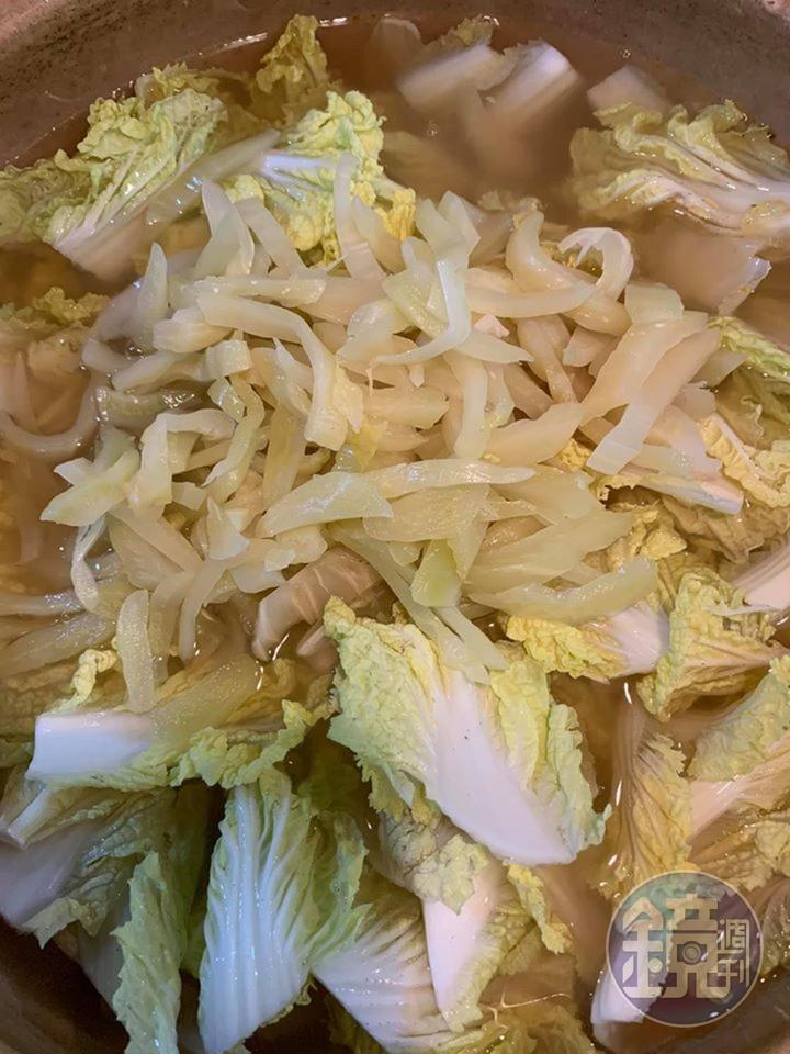 在湯中加入酸菜梗。