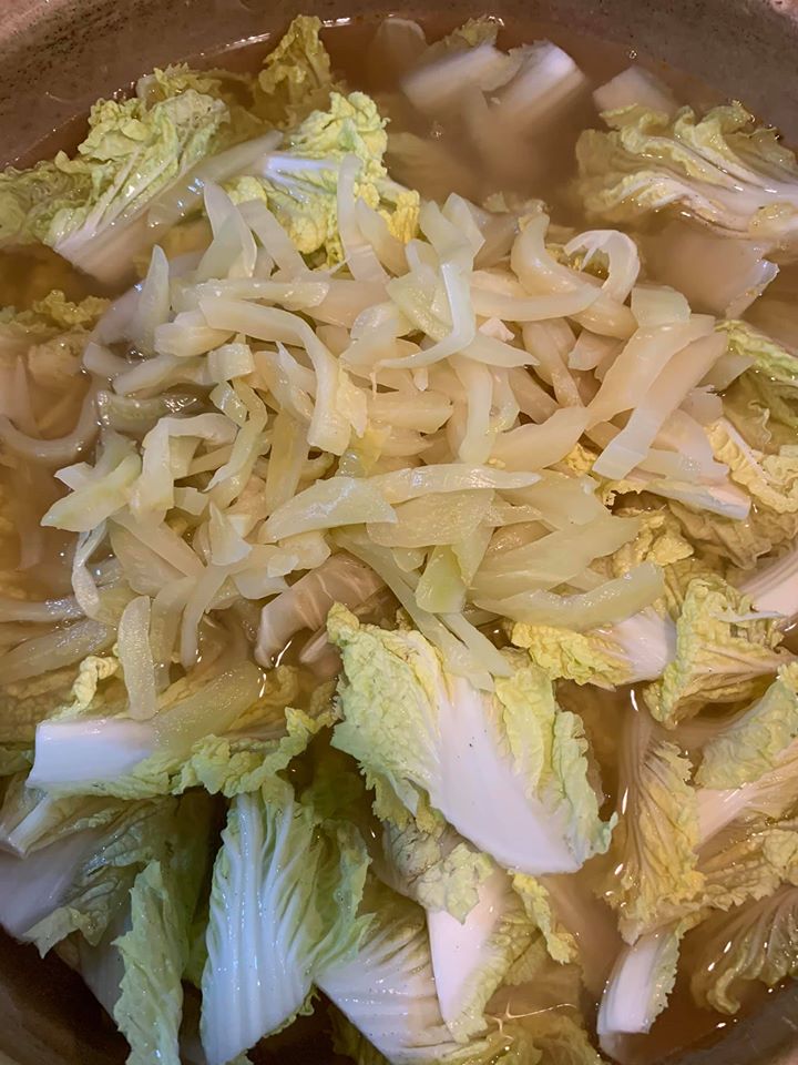 在湯中加入酸菜梗。
