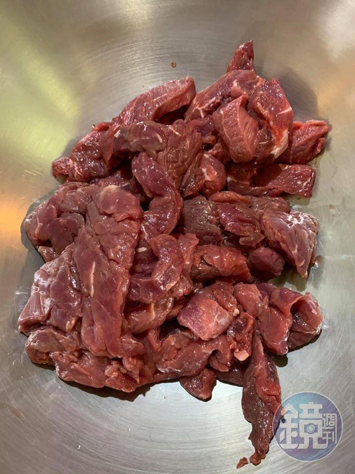 菲力牛柳倒入料理鋼盆中。
