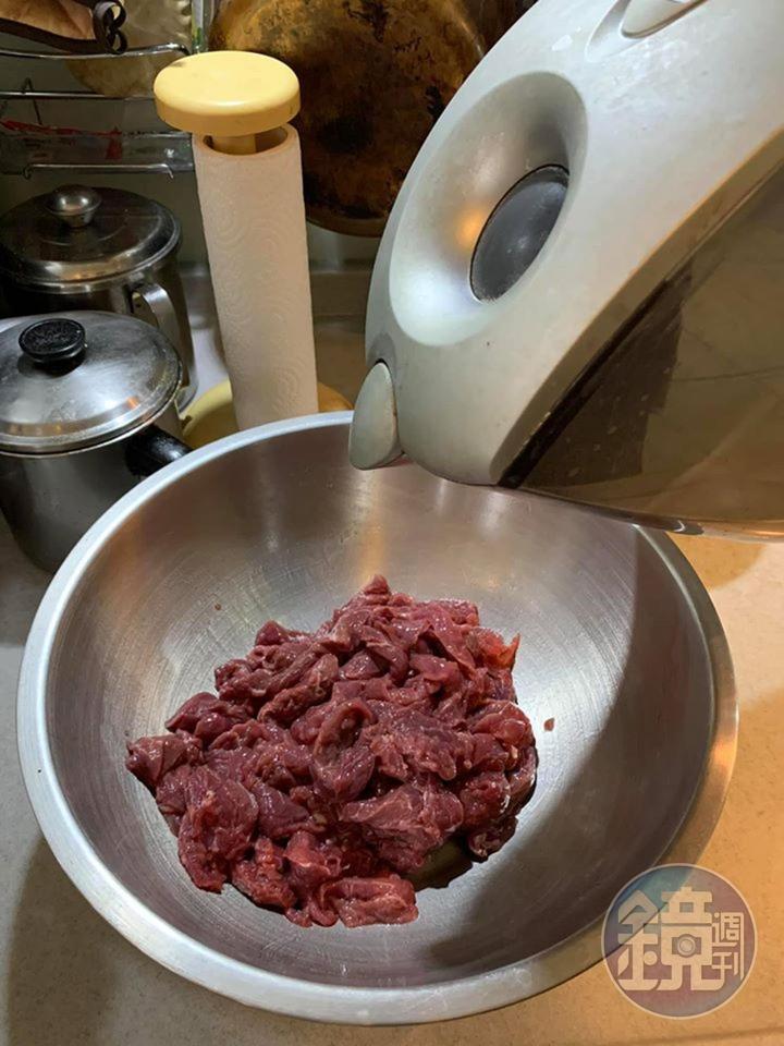 在牛肉中緩緩拌入清水。