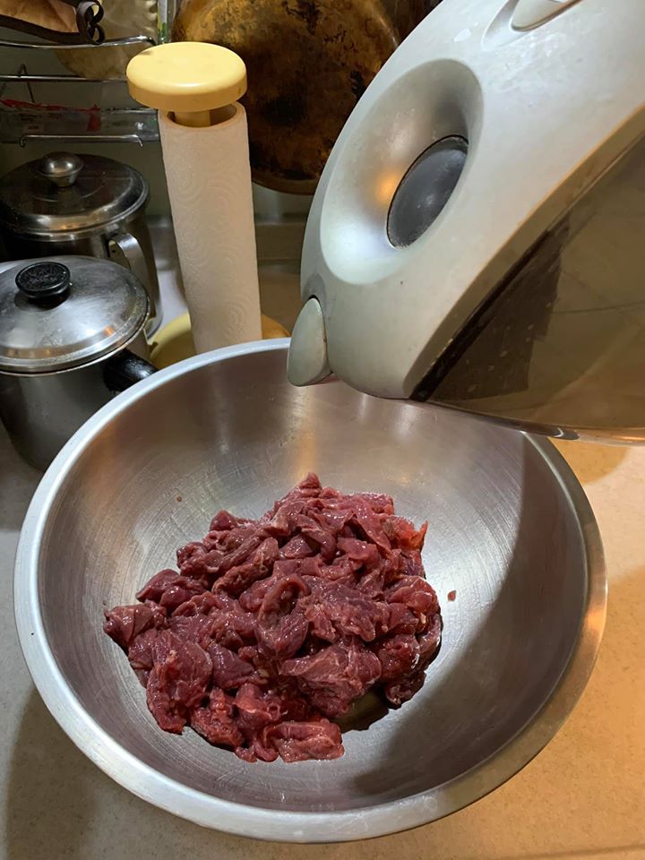 在牛肉中緩緩拌入清水。