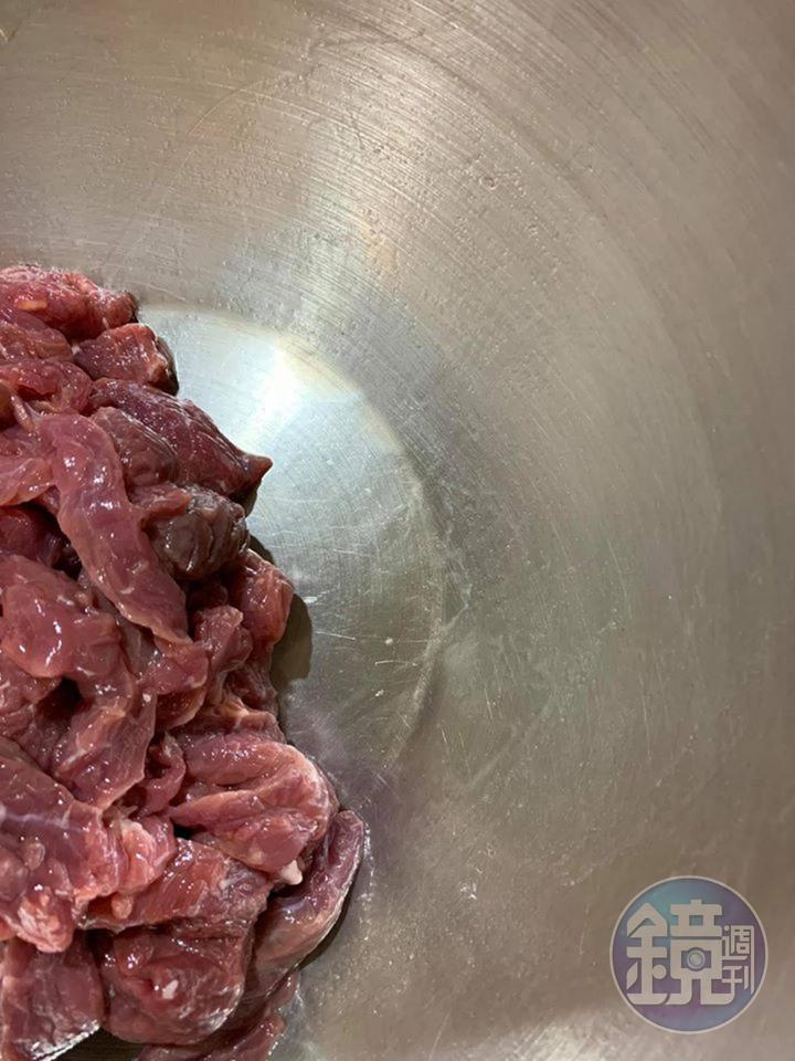 略拌一下，牛肉會慢慢吸收清水。