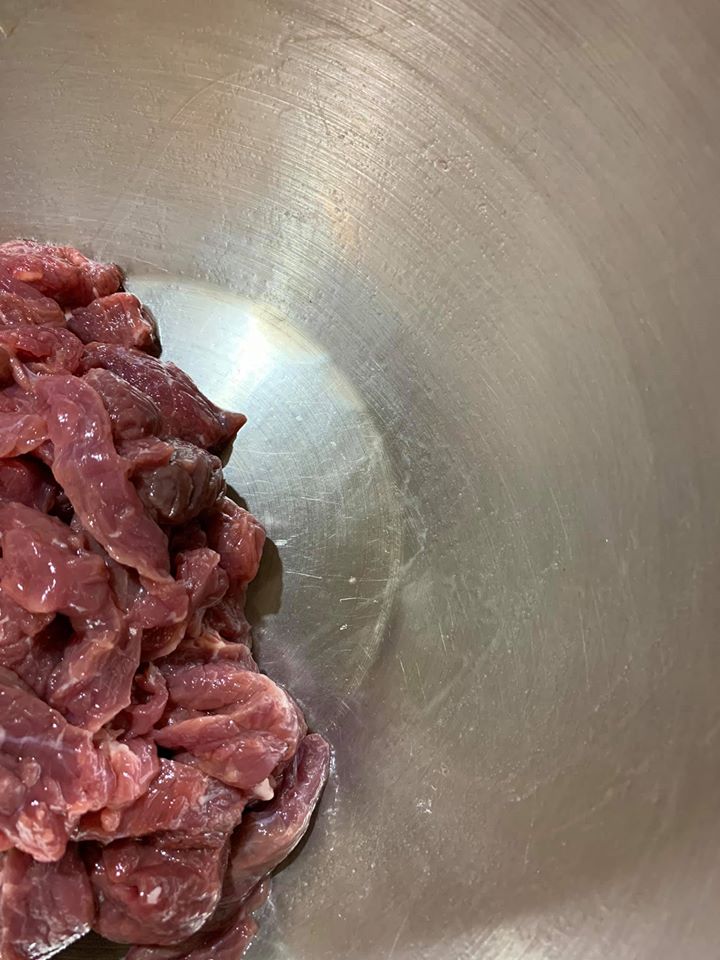 略拌一下，牛肉會慢慢吸收清水。