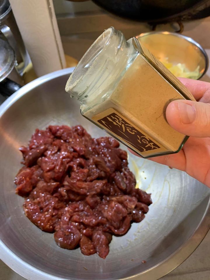 加椒鹽調味，我用的是羅東鐵板燒名店「饗宴」出品的芥末椒鹽。
