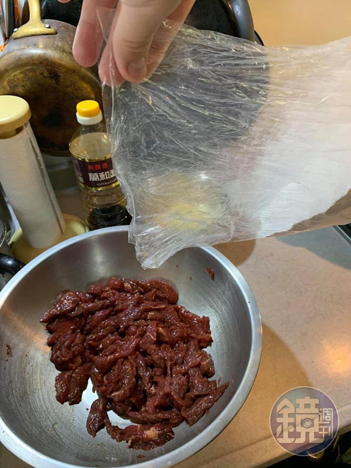 在牛肉中分次倒入地瓜粉。