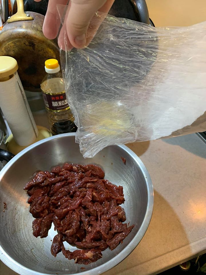 在牛肉中分次倒入地瓜粉。