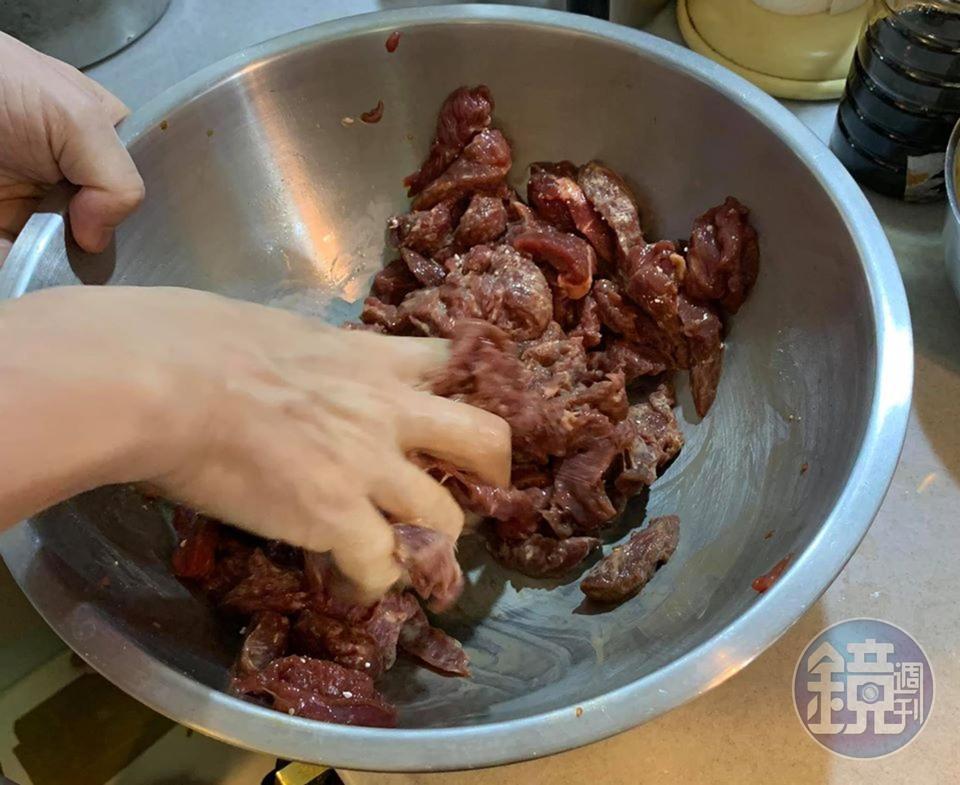 用力搓揉，破壞牛肉組織。