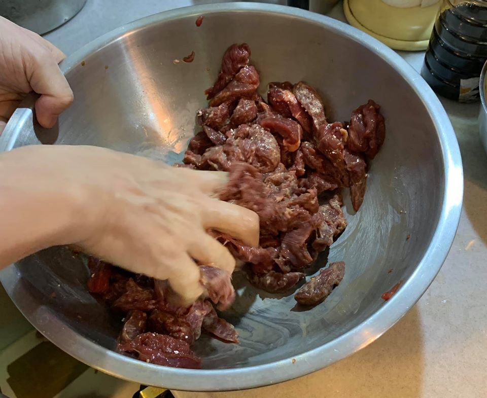 用力搓揉，破壞牛肉組織。
