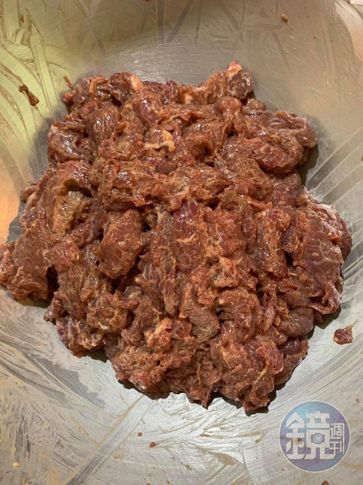 牛肉搓揉完畢靜置。