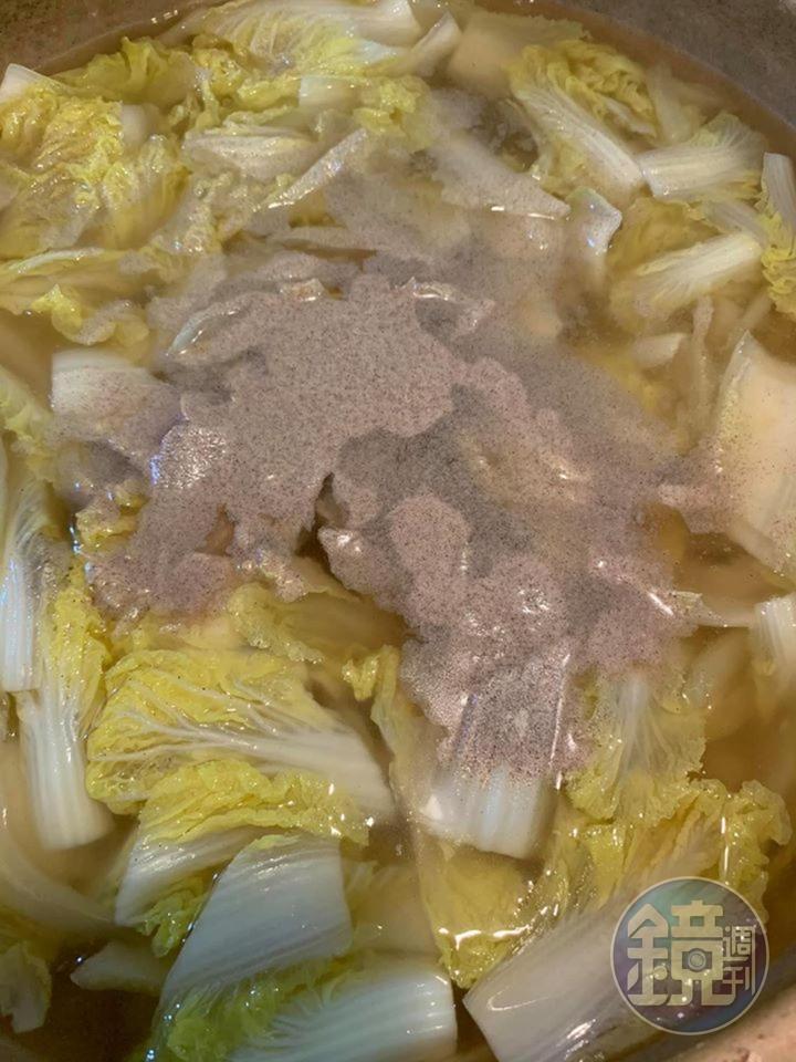 湯調味後加入大量白胡椒粉，直到喝出明顯白胡椒味為止。