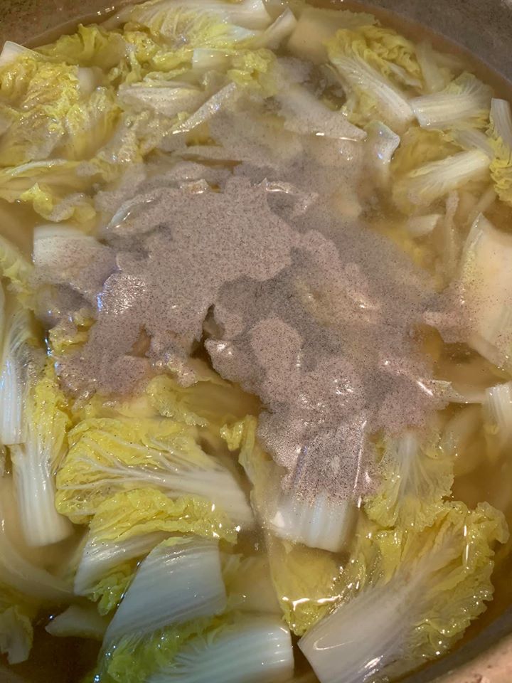 湯調味後加入大量白胡椒粉，直到喝出明顯白胡椒味為止。