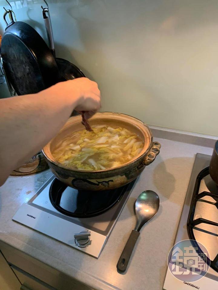 牛肉一條一條加入滾湯。