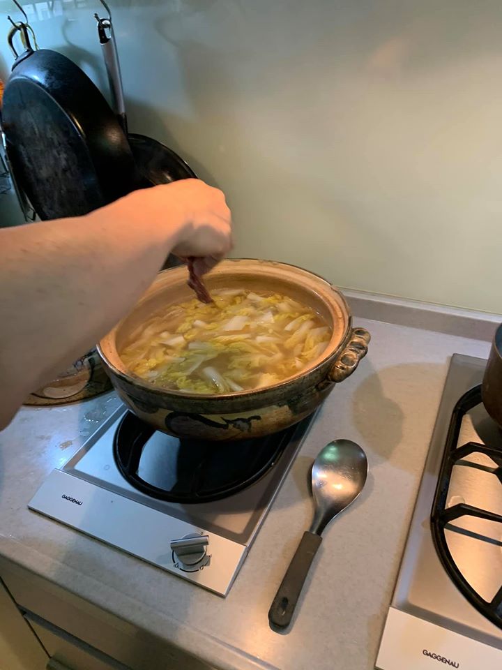 牛肉一條一條加入滾湯。